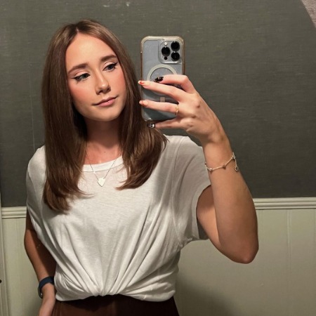 Tess Reinhart has a net worth of $500 thousand.